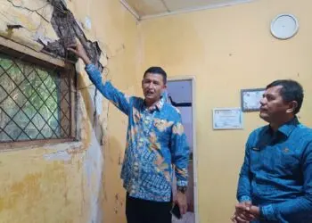 Sekda Kabupaten Serang, Zaldi Dhuhana, memeriksa gedung. (ISTIMEWA)