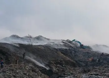 BNPB Terapkan Metode Injeksi Air untuk Padamkan Total Kebakaran TPA Jatiwaringin
