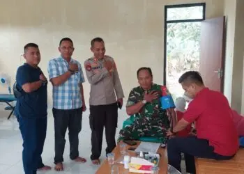 BHAKTI KESEHATAN -- Polsek Pamarayan Polres Serang, bekerjasama dengan Palang Merah Indonesia (PMI) Kecamatan Bandung, Kabupaten Serang, melaksanakan bhakti kesehatan di Subsektor Bandung, Minggu, (5/7/2026), dalam rangka memeriahkan Hari Ulang Tahun (HUT) Bhayangkara Ke-80. (ISTIMEWA)