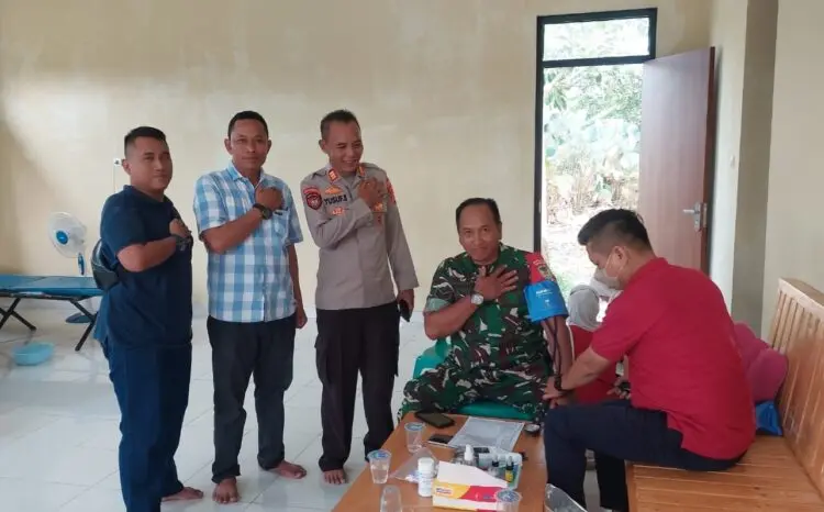 BHAKTI KESEHATAN -- Polsek Pamarayan Polres Serang, bekerjasama dengan Palang Merah Indonesia (PMI) Kecamatan Bandung, Kabupaten Serang, melaksanakan bhakti kesehatan di Subsektor Bandung, Minggu, (5/7/2026), dalam rangka memeriahkan Hari Ulang Tahun (HUT) Bhayangkara Ke-80. (ISTIMEWA)