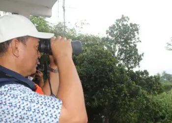PANTAU GAK - Wabup Serang Muhammad Najib Hamas, memantau kondisi GAK dari pos pemantau Cinangka, Minggu (5/7/2026). (ISTIMEWA)