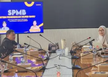 MEMERIKSA SPMB : Pihak Dindikbud Banten dan KPK memeriksa SPMB di SMA Negeri 2 Kota Serang dan dinyatakan tidak ada persoalan. Namun, diakhir pendaftaran SMPB di sekolah tersebut di soal, karena diduga melakukan nepotisme.(DOKUMEN/SATELITNEWS.COM)