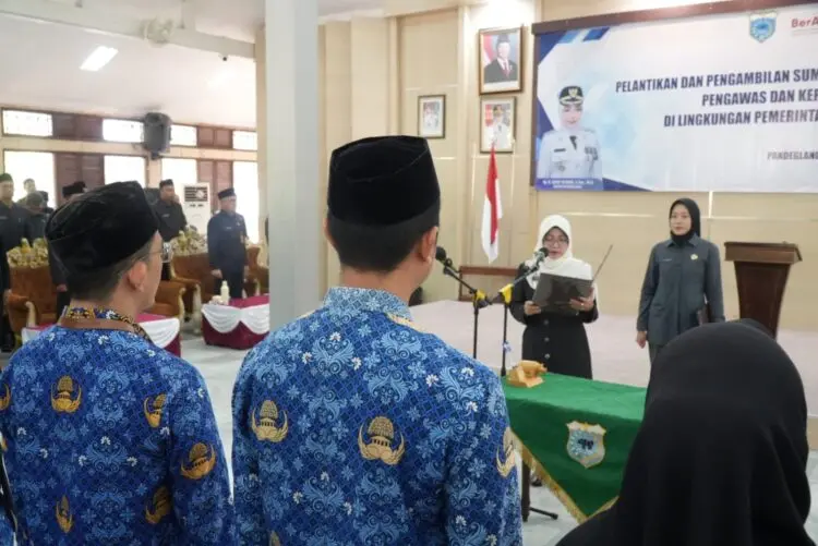 PELANTIKAN - Bupati Pandeglang Raden Dewi Setiani, melantik ratusan pejabat di lingkungan Pemkab Pandeglang, di Pendopo Bupati, Senin (6/7/2026). (ISTIMEWA)