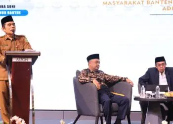 MENYAMPAIKAN SAMBUTAN : Kepala Biro Kesejahteraan Rakyat (Kesra) Sekretariat Daerah (Setda) Provinsi Banten Tubagus Rubal Faisal (diatas mimbar) menyampaikan sambutan. (ISTIMEWA)