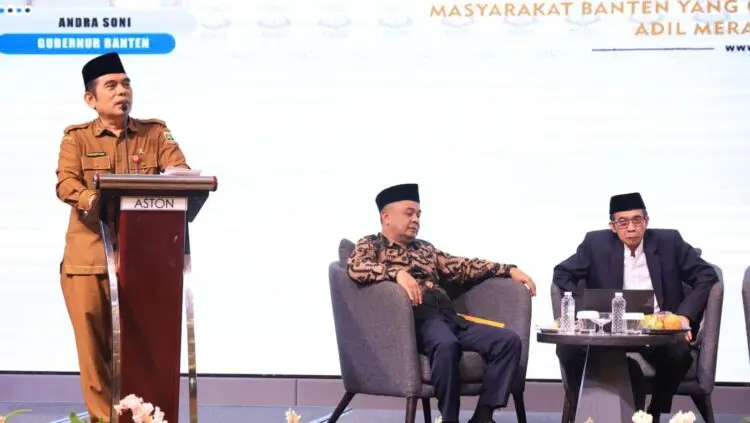 MENYAMPAIKAN SAMBUTAN : Kepala Biro Kesejahteraan Rakyat (Kesra) Sekretariat Daerah (Setda) Provinsi Banten Tubagus Rubal Faisal (diatas mimbar) menyampaikan sambutan. (ISTIMEWA)