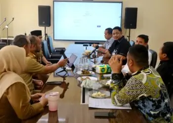 KUNJUNGAN - Komisi I DPRD Kabupaten Tangerang, dan Dinas Komunikasi Informatika Persandian dan Statistik (Diskominfo) Kabupaten Serang, berbagi pengalaman dan strategi dalam penyelenggaraan keterbukaan informasi publik (KIP), pelayanan aplikasi, telematika, hingga keamanan informasi daerah. (ISTIMEWA)