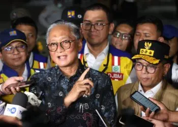 MENYAMPAIKAN KETERANGAN : Menteri Pekerjaan Umum (PU) Dody Hanggodo (kiri) didampingi Gubernur Banten Andra Soni memberikan keterangan kepada wartawan usai meninjau ruas jalan Nasional Serdang-Bojonegara-Merak, Senin (6/7/2026) malam. (ISTIMEWA)