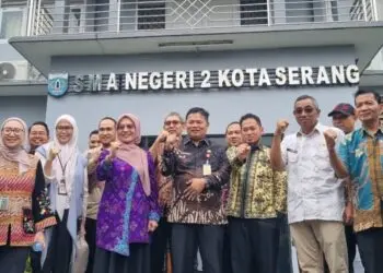 MENINJAU SPMB : Tim KPK, Dindikbud Banten, dan pihak SMAN 2 Kota Serang, meninjau pelaksanaan SPMB dan diberikan nilai positif oleh KPK. Selang satu pekan, pelaksanaan SPMB di sekolah tersebut disoal warga. (ISTIMEWA)