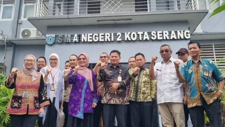 MENINJAU SPMB : Tim KPK, Dindikbud Banten, dan pihak SMAN 2 Kota Serang, meninjau pelaksanaan SPMB dan diberikan nilai positif oleh KPK. Selang satu pekan, pelaksanaan SPMB di sekolah tersebut disoal warga. (ISTIMEWA)