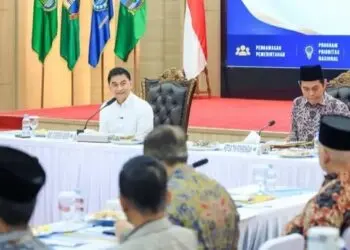 MENYAMPAIKAN LAPORAN : Wagub Banten Achmad Dimyati Natakusumah (kiri) menyampaikan laporan dihadapan Wakil Ketua Komisi II DPR RI Zulfikar Arse Sadikin. (ADIB FAHRI/SATELITNEWS.COM)