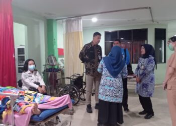 KUNJUNGI RSDP - Sekda Kabupaten Serang Zaldi Dhuhana, mengunjungi RSDP Serang, untuk melihat pelayanan. (ISTIMEWA)