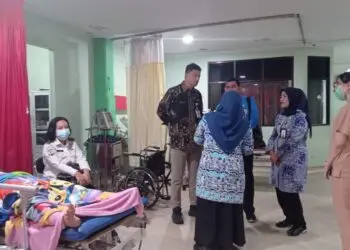 KUNJUNGI RSDP - Sekda Kabupaten Serang Zaldi Dhuhana, mengunjungi RSDP Serang, untuk melihat pelayanan. (ISTIMEWA)