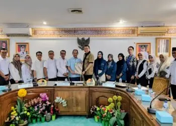 DILEPAS - Yayasan Pendidikan Astra Michael D. Ruslim (YPA-MDR), menyerahkan secara resmi tiga guru muda kepada Wabup Serang Najib Hamas, untuk melakukan pendampingan di enam Sekolah Dasar (SD) di Kecamatan Cikande. (ISTIMEWA)