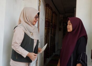 SERAHKAN SERTIPIKAT - Bupati Pandeglang Raden Dewi Setiani, secara door to door menyerahkan sertipikat kepada masyarakat, Jumat (10/7/2026). (ISTIMEWA)