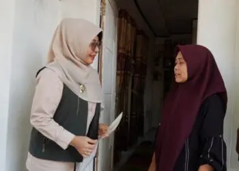 SERAHKAN SERTIPIKAT - Bupati Pandeglang Raden Dewi Setiani, secara door to door menyerahkan sertipikat kepada masyarakat, Jumat (10/7/2026). (ISTIMEWA)