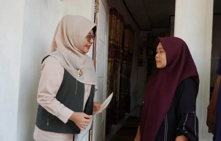 SERAHKAN SERTIPIKAT - Bupati Pandeglang Raden Dewi Setiani, secara door to door menyerahkan sertipikat kepada masyarakat, Jumat (10/7/2026). (ISTIMEWA)