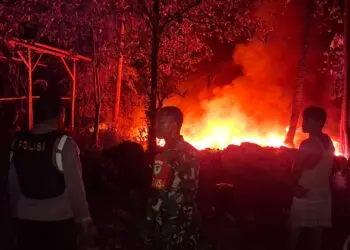 KEBAKARAN - kebakaran hebat melanda sebuah gudang barang bekas dan rumah milik warga, di Kampung Ciwangun, RT 003/RW 002, Desa Sukajadi, Kecamatan Cibaliung, Kabupaten Pandeglang, Jumat (10/7/2026) malam. (ISTIMEWA)