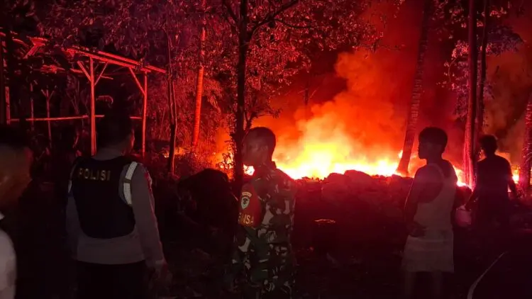 KEBAKARAN - kebakaran hebat melanda sebuah gudang barang bekas dan rumah milik warga, di Kampung Ciwangun, RT 003/RW 002, Desa Sukajadi, Kecamatan Cibaliung, Kabupaten Pandeglang, Jumat (10/7/2026) malam. (ISTIMEWA)