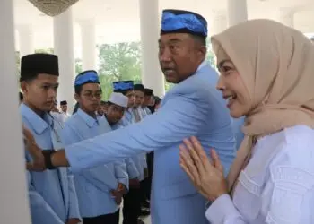 SAPA KAFILAH - Ketua LPTQ Kabupaten Serang Budi Haryadi, saat menyapa kafilah, bersama Bupati Serang Ratu Rahmatuzakiyah, belum lama ini. (ISTIMEWA)