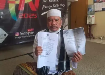 MENUNJUKKAN SURAT : Seorang warga Pandeglang yang dijanjikan mendapat pembangunan RTLH menunjukkan surat rencana pembangunan kepada wartawan di Pokja Wartawan Provinsi Banten, Senin (13/7/2026). (ISTIMEWA)