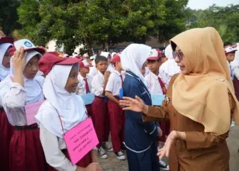 MONITORING - Bupati Pandeglang Raden Dewi Setiani, monitoring proses masuk sekolah di hari pertama, di sejumlah sekolah, Senin (13/7/2026). (ISTIMEWA)