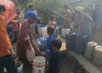 ANTRE AIR BERSIH : Sejumlah warga Kecamatan Angsana, Kabupaten Pandeglang antre mendapatkan pasokan air bersih. (ISTIMEWA)