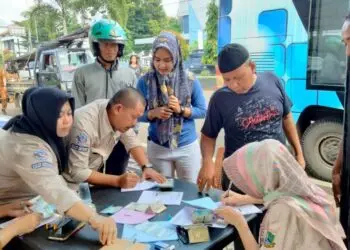 MEMERIKSA PAJAK KENDARAAN : Petugas Samsat dan Polisi melakukan pemeriksaan atau razia pajak kendaraan masyarakat beberapa waktu lalu. (ISTIMEWA)