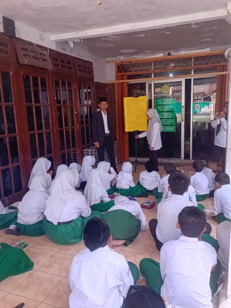 MPLS - Madrasah Al-Latief, Kelurahan Cigadung, Kecamatan Karang Tanjung, Kabupaten Pandeglang, menggelar doa bersama dalam rangka Masa Pengenalan Lingkungan Sekolah (MPLS) dan hari pertama masuk sekolah, Senin (13/7/2026). (ISTIMEWA)
