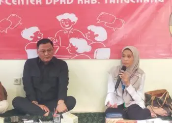 PEMAPARAN: Anggota DPRD Kabupaten Tangerang Deden Umardani dan Perwakilan UPTD PPA Kabupaten Tangerang, Kustri, saat menjadi pembicara dalam Diskusi Reboan di Media Center DPRD Kabupaten Tangerang, Rabu (15/7/2026). (ADITYA/SATELIT NEWS)
