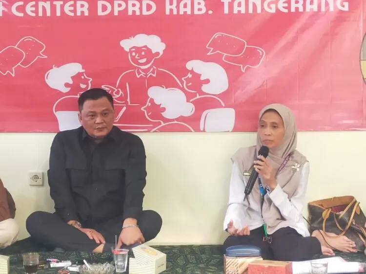 PEMAPARAN: Anggota DPRD Kabupaten Tangerang Deden Umardani dan Perwakilan UPTD PPA Kabupaten Tangerang, Kustri, saat menjadi pembicara dalam Diskusi Reboan di Media Center DPRD Kabupaten Tangerang, Rabu (15/7/2026). (ADITYA/SATELIT NEWS)