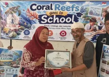 EDUKASI - FPTK Banten dan Perkumpulan Boedak Saung, memberikan penghargaan kepada Kepala MTs Darul Azqiya, Rabu (15/7/2026). (MARDIANA/SATELITNEWS.COM)