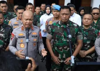 MENYAMPAIKAN KETERANGAN : Kapolda Banten Irjenpol Hengki (dua dari kiri) dan Danrem 064/MY Brigjen TNI Daru Cahyadi Soeprapto (dua dari kanan) menyampaikan keterangan kepada wartawan. (ISTIMEWA)