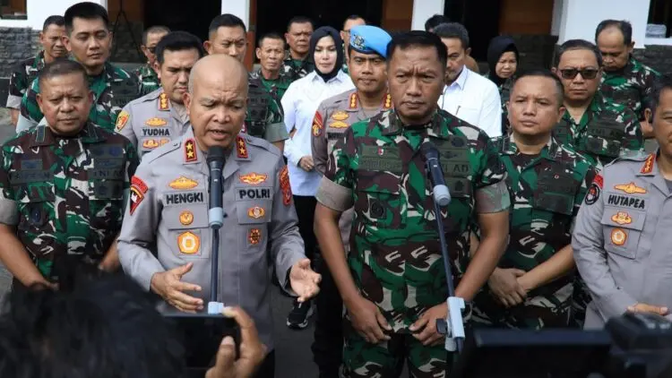 MENYAMPAIKAN KETERANGAN : Kapolda Banten Irjenpol Hengki (dua dari kiri) dan Danrem 064/MY Brigjen TNI Daru Cahyadi Soeprapto (dua dari kanan) menyampaikan keterangan kepada wartawan. (ISTIMEWA)