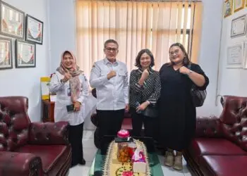 Kepala DKBPPPA Kabupaten Serang, Haerofiatna, menerima kunjungan dari Yayasan Pulih. (ISTIMEWA)