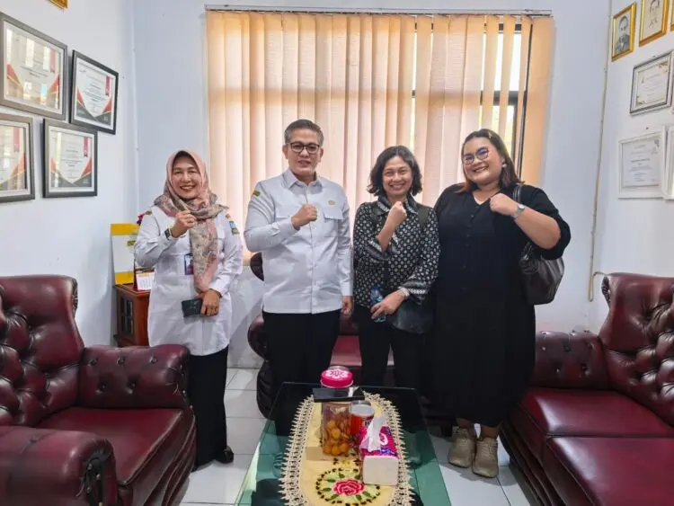 Kepala DKBPPPA Kabupaten Serang, Haerofiatna, menerima kunjungan dari Yayasan Pulih. (ISTIMEWA)