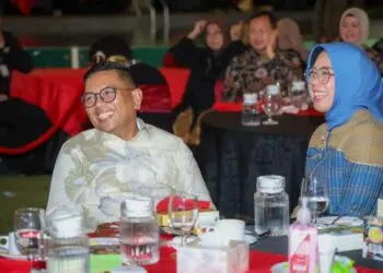 MENGHADIRI ACARA : Gubernur Banten Andra Soni (kiri) didampingi istrinya Tinawati Andra Soni (kanan) menghadiri raker APPSI. (ISTIMEWA)