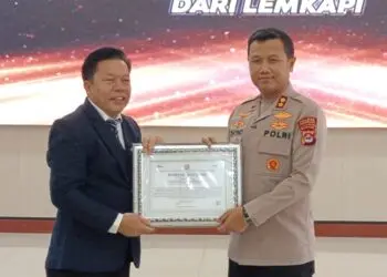 TERIMA PENGHARGAAN -- Kapolres Pandeglang AKBP Dhyno Indra Setyadi, menerima penghargaan Presisi Award. (ISTIMEWA)