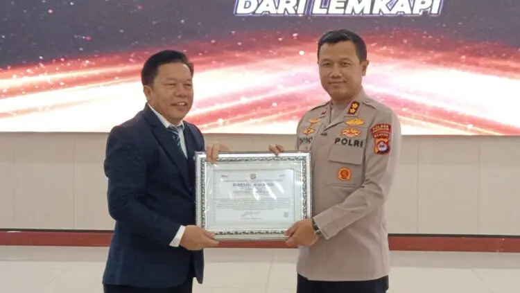 TERIMA PENGHARGAAN -- Kapolres Pandeglang AKBP Dhyno Indra Setyadi, menerima penghargaan Presisi Award. (ISTIMEWA)