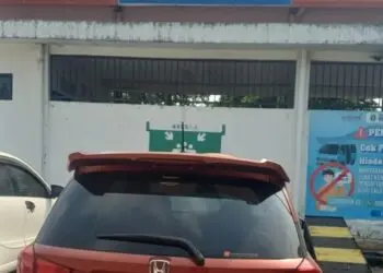 TERPARKIR : Salah satu kendaraan yang akan melakukan uji fisik kendaraan, terparkir di halaman kantor Samsat Ciruas. (ISTIMEWA)