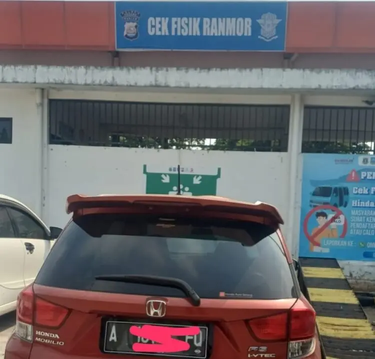 TERPARKIR : Salah satu kendaraan yang akan melakukan uji fisik kendaraan, terparkir di halaman kantor Samsat Ciruas. (ISTIMEWA)