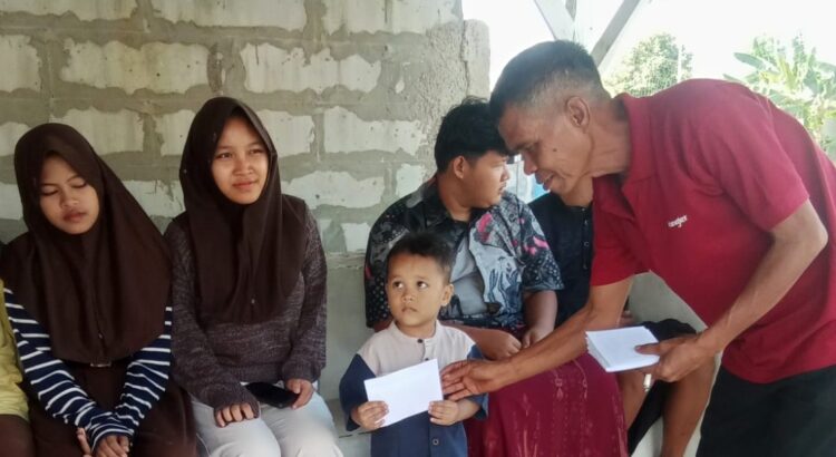 Sejumlah anak yatim-piatu menerima santunan. (ISTIMEWA)