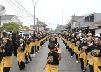 Meriah, 3.500 Anak-anak hingga Emak-emak 'Ngabring' Silat Kolosal