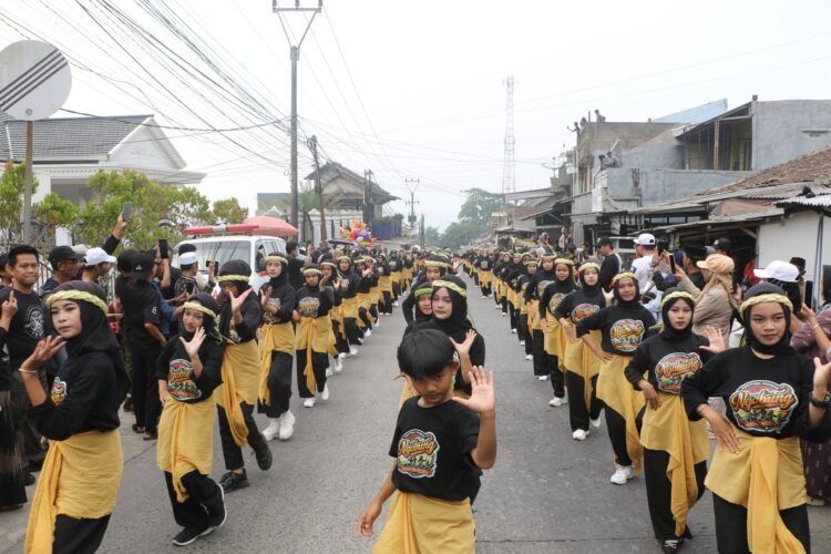 TARI KOLOSAL - Ribuan warga Ciomas menggelar tari kolosal, dalam Festival Ciomas Ngabring 2026, Minggu (19/7/2026). (ISTIMEWA)