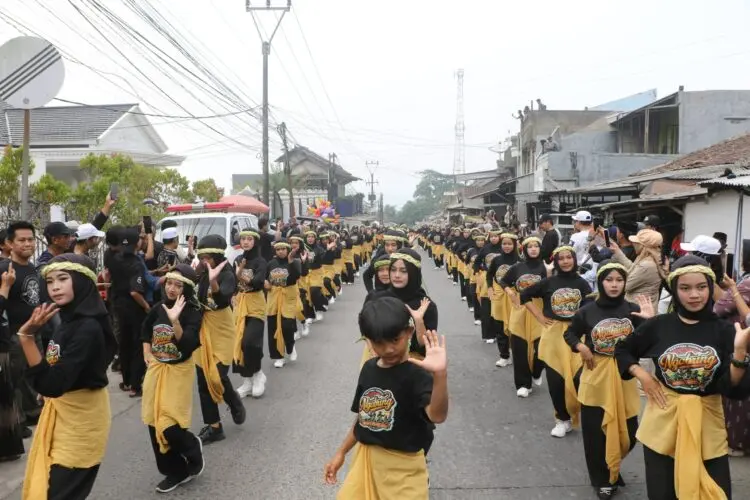 Meriah, 3.500 Anak-anak hingga Emak-emak 'Ngabring' Silat Kolosal