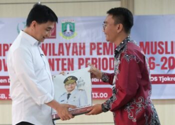 MENERIMA PLAKAT : Wagub Banten Achmad Dimyati Natakusumah (kiri), menerima plakat usai menghadiri acara pengukuhan PW PMI Banten. (ISTIMEWA)