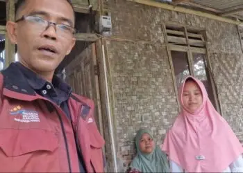 BERKUNJUNG -- Pendamping sosial PKH Kecamatan Cikeusal, Marpindo Desra (kiri), saat berkunjung ke rumah Marni. (ISTIMEWA)