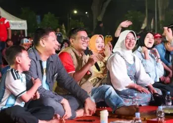 NONTON BARENG : Gubernur Banten Andra Soni (tengah), didampingi istri dan ratusan ASN Pemprov Banten, ikut nonton bareng final piala dunia di lapangan gedung negara, Senin (20/7/2026) dini hari. (ISTIMEWA)