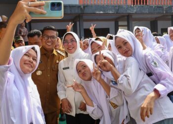 POTO BERSAMA : Gubernur Banten Andra Soni, poto bersama dengan anak SMK di Pandeglang. Ditahun anggaran 2025 lalu, dana BOS Swasta sebesar Rp861,270 juta menjadi temuan BPK. (ISTIMEWA)
