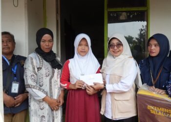KUNJUNGAN - Bupati Pandeglang Raden Dewi Setiani, mengunjungi rumah calon siswa Sekolah Rakyat, di Kecamatan Banjar, Kabupaten Pandeglang, Selasa (21/7/2026). (ISTIMEWA)