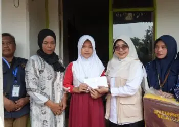 KUNJUNGAN - Bupati Pandeglang Raden Dewi Setiani, mengunjungi rumah calon siswa Sekolah Rakyat, di Kecamatan Banjar, Kabupaten Pandeglang, Selasa (21/7/2026). (ISTIMEWA)